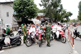 Ùn ứ tại chốt kiểm soát trên đường Đinh Bộ Lĩnh, quận Bình Thạnh. (Ảnh: Thành Chung/TTXVN)