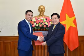 Ủy viên Bộ Chính trị, Phó Thủ tướng, Bộ trưởng Ngoại giao Phạm Bình Minh đã trao quyết định bổ nhiệm Thứ trưởng Ngoại giao cho ông Đặng Hoàng Giang. (Nguồn: Baochinhphu.vn)