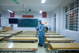 Phun khử khuẩn phòng chống dịch COVID-19 trong trường học. (Ảnh: TTXVN)