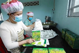 Đóng gói sản phẩm tại một hợp tác xã. (Nguồn: TTXVN)