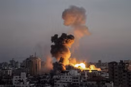 Khói lửa bốc lên trong các cuộc oanh tạc của máy bay Israel xuống thành phố Gaza ngày 14/5/2021. (Ảnh: THX/TTXVN)