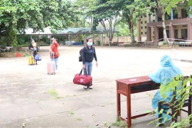 Người dân từ Thành phố Hồ Chí Minh về Bến Tre thực hiện cách ly tập trung theo qui định. (Ảnh: Huỳnh Phúc Hậu/TTXVN)