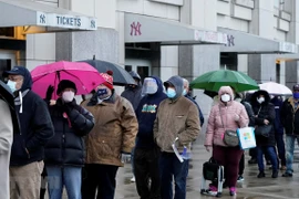 Người dân xếp hàng chờ lấy mẫu xét nghiệm COVID-19 tại New York, Mỹ. (Ảnh: AFP/TTXVN)