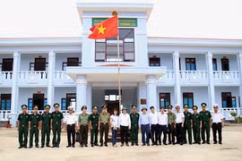 Đoàn công tác UBND tỉnh Khánh Hòa chụp ảnh lưu niệm với quân và dân trên đảo Trường Sa sau buổi kiểm tra. (Ảnh: TTXVN phát)