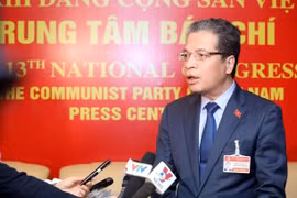 Thứ trưởng Bộ Ngoại giao Đặng Minh Khôi trả lời phỏng vấn cơ quan thông tấn, báo chí. (Ảnh: TTXVN)
