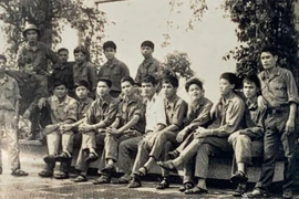 Các chiến sỹ đoàn C282.Q trong những ngày làm nhiệm vụ tiếp quản, bảo vệ hệ thống ngân hàng Việt Nam Cộng hòa sau ngày giải phóng (ảnh tư liệu). (Ảnh: Xuân Khu/TTXVN)