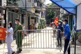Tổ dân phố Cơ khí xã Yên Viên được dỡ bỏ cách ly y tế. (Ảnh: Mạnh Khánh/TTXVN)