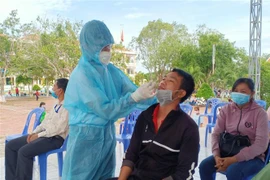 Lấy mẫu xét nghiệm SARS-CoV-2. (Ảnh: TTXVN)