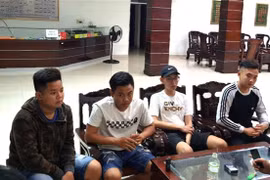 Một số đối tượng liên quan vụ việc ra đầu thú tại cơ quan điều tra. (Ảnh: TTXVN phát)