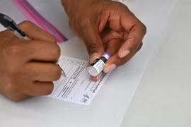 Nhân viên y tế điền thông tin vào giấy chứng nhận tiêm vaccine ngừa COVID-19 tại Los Angeles, California, Mỹ. (Ảnh: Getty Images/TTXVN)