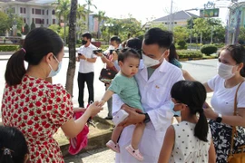Cán bộ, bác sỹ, nhân viên y tế Quảng Trị chia tay người thân trước giờ lên đường hỗ trợ tỉnh Bình Dương phòng, chống dịch. (Ảnh: Hồ Cầu/TTXVN)
