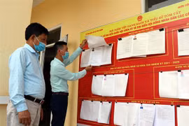 Danh sách người ứng cử đại biểu Quốc hội khóa XV và HĐND được niêm yết công khai tại trụ sở xã Phú Thịnh, huyện Yên Bình, tỉnh Yên Bái. (Ảnh: Việt Dũng/TTXVN)