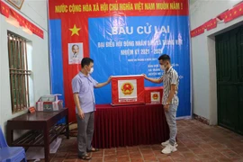 Chuẩn bị hòm phiếu cho đơn vị bầu cử số 4-Khu vực bầu cử lại đại biểu Hội đồng Nhân dân xã Tráng Việt nhiệm kỳ 2021-2026. (Ảnh Mạnh Khánh/TTXVN)