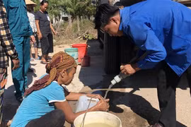 Thay vì phải mua nước với giá 100.000-120.000 đồng/m3, đồng bào dân tộc S'Tiêng ở sóc Ba Buông được đoàn viên, thanh niên xã Xuân Hòa, huyện Xuân Lộc, Đồng Nai chở nước miễn phí đến tận nhà. (Ảnh: Lê Xuân/TTXVN)