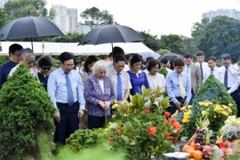 Bộ Ngoại giao tổ chức Lễ dâng hương tưởng niệm đồng chí Nguyễn Cơ Thạch tại Nghĩa trang Mai Dịch, Cầu Giấy, Hà Nội. (Ảnh: TTXVN phát)