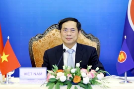 Bộ trưởng Ngoại giao Bùi Thanh Sơn tham dự Hội nghị Bộ trưởng Ngoại giao Cấp cao Đông Á (EAS) lần thứ 11 theo hình thức trực tuyến. (Ảnh: Phạm Kiên/TTXVN)