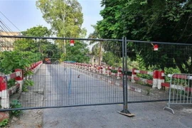 Sở Xây dựng Hà Nội phối hợp với địa phương hoàn thành việc lắp đặt chốt cứng tại các cầu, trục đường dẫn vào nội đô. (Ảnh: TTXVN phát)