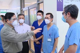 Thủ tướng Chính phủ Phạm Minh Chính, Trưởng Ban chỉ đạo Quốc gia phòng, chống dịch COVID-19 thăm hỏi động viện đội ngũ y bác sỹ tại Bệnh viện hồi sức cấp cứu Bình Dương. (Ảnh: TTXVN)