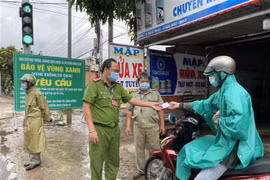 Người dân xuất trình giấy tờ đi đường tại một chốt 'vùng xanh" ở Bà Rịa-Vũng Tàu. (Ảnh: Hoàng Nhị/TTXVN)