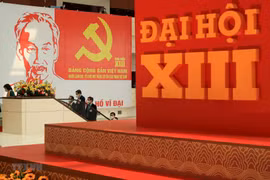 Hình ảnh Huy hiệu Đảng và Chủ tịch Hồ Chí Minh tại Đại hội đại biểu toàn quốc lần thứ XIII của Đảng. (Ảnh: TTXVN)