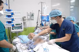 Các bác sỹ Bệnh viện Chợ Rẫy điều trị tích cực cho BN1536. (Ảnh: TTXVN phát)