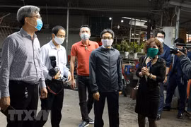 Phó Thủ tướng Vũ Đức Đam cùng Đoàn công tác kiểm tra công tác phòng, chống dịch COVID-19 tại chợ hoa Quảng Bá (Quảng An, Tây Hồ, Hà Nội). (Ảnh: Văn Điệp/TTXVN)