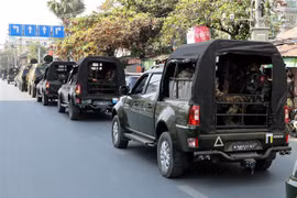Xe quân sự tuần tra trên đường phố tại Mandalay, Myanmar, ngày 3/2/2021. (Ảnh: AFP/TTXVN)
