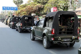 Xe quân sự tuần tra trên đường phố tại Mandalay, Myanmar, ngày 3/2/2021. (Ảnh: AFP/TTXVN)