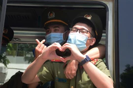 Các y, bác sỹ của đoàn công tác chào mọi người. (Ảnh: Văn Dũng/TTXVN)