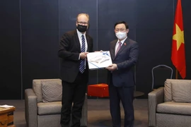 Chủ tịch Quốc hội Vương Đình Huệ tặng quà lưu niệm cho Thị trưởng thành phố Salo Antti Rantakokko. (Ảnh: Doãn Tấn/TTXVN)