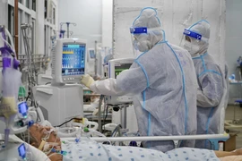 Các bác sỹ Trung tâm Hồi sức tích cực COVID-19 Đại học Y Dược Thành phố Hồ Chí Minh. (Ảnh: TTXVN phát)