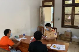 Các đối tượng tại cơ quan Công an huyện Sơn Dương (Tuyên Quang). (Ảnh: TTXVN phát)