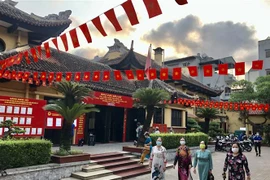 Cử tri đến tham gia bầu cử tại Khu vực bỏ phiếu số 2 phường Điện Biên, Ba Đình, Hà Nội. (Ảnh: Lâm Khánh/TTXVN)