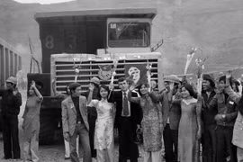 Những thanh niên tham gia xây dựng nhà máy thủy điện Hòa Bình trong ngày hội ngăn sông Đà đợt 1 (1982). (Ảnh: Cao Phong/TTXVN)