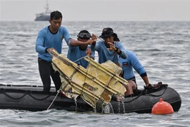Lực lượng cứu hộ Indonesia tìm thấy mảnh vỡ của chiếc máy bay gặp nạn tại khu vực gần đảo Lancang, ngày 10/1/2021. (Ảnh: AFP/TTXVN)