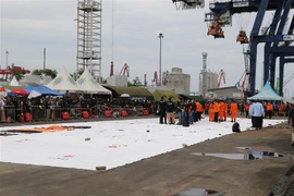 Địa điểm tập kết mảnh vỡ máy bay, hành lý và phần thi thể của các nạn nhân tại Cảng container quốc tế Jakarta nằm cách trung tâm thủ đô Jakarta khoảng 10km về phía Bắc, phục vụ cho công tác điều tra và nhận dạng. (Ảnh: Hữu Chiến/TTXVN)