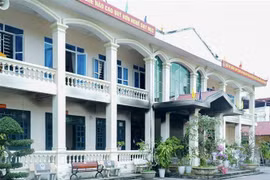 Khu nhà làm việc của Ban Giám hiệu Trường THPT thành phố Điện Biên Phủ, nơi xảy ra vụ việc. (Ảnh: Xuân Tư/TTXVN)