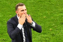 Huấn luyện viên Ukraine Andrey Shevchenko vui mừng trước chiến thắng của các học trò trong trận gặp Thụy Điển ở vòng 16 đội, chung kết EURO 2020 trên sân Glasgow, Scotland, ngày 29/6/2021. (Ảnh: AFP/TTXVN)