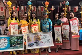 Một góc khu tặng chữ thư pháp. (Ảnh: Ánh Tuyết/TTXVN)