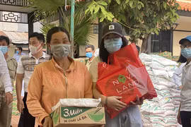 Người dân xã Long Khánh, huyện Hồng Ngự, tỉnh Đồng Tháp đón nhận quà Tết từ Nova Group. (Nguồn: Vietnam+)