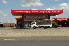 Lực lượng chức năng phong tỏa, kiểm tra trạm xăng dầu Phúc Lộc Thọ. (Ảnh: Đậu Tất Thành/TTXVN)