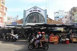 Chợ Châu Đốc (An Giang) trước giờ giãn cách xã hội theo Chỉ thị 15 vào ngày 6/7. (Ảnh: Thanh Sang/TTXVN)