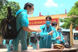 Sát khuẩn tay khi đến khu cách ly. (Ảnh: Đinh Tuấn/TTXVN)