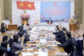 Các đại biểu biểu quyết cơ cấu, thành phần và số lượng đại biểu Quốc hội khóa XV và đại biểu HĐND tỉnh khóa XIX, nhiệm kỳ 2021-2026. (Nguồn: Báo Phú Thọ)