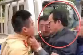 Hình ảnh ông Lại Quốc Đạt túm cổ áo cảnh sát giao thông. (Ảnh cắt từ clip)