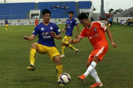 Pha tranh chấp bóng giữa cầu thủ hai đội. (Ảnh: Trần Lê Lâm/TTXVN)