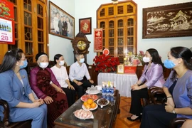  Phó Chủ tịch nước Võ Thị Ánh Xuân thăm gia đình ông Nguyễn Văn Lợi, xã Yên Sở, huyện Hoài Đức, Hà Nội. (Ảnh: Nguyễn Điệp/TTXVN)