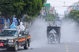 Tổ chức phun khử khuẩn tiêu độc phòng, chống COVID-19 trên toàn Thành phố Hồ Chí Minh. (Nguồn: Vietnam+)
