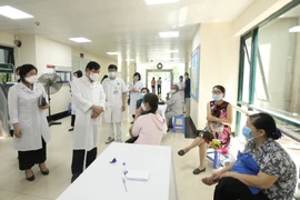 Đoàn kiểm tra của Bộ Y tế kiểm tra công tác tiêm vaccine phòng COVID-19 tại Bệnh viện Hữu nghị. (Ảnh: Minh Quyết/TTXVN)