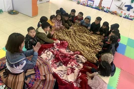 Trẻ em vùng cao phải sử dụng thêm chăn trong giờ học để đảm bảo sức khỏe. (Ảnh: Quốc Khánh/TTXVN)